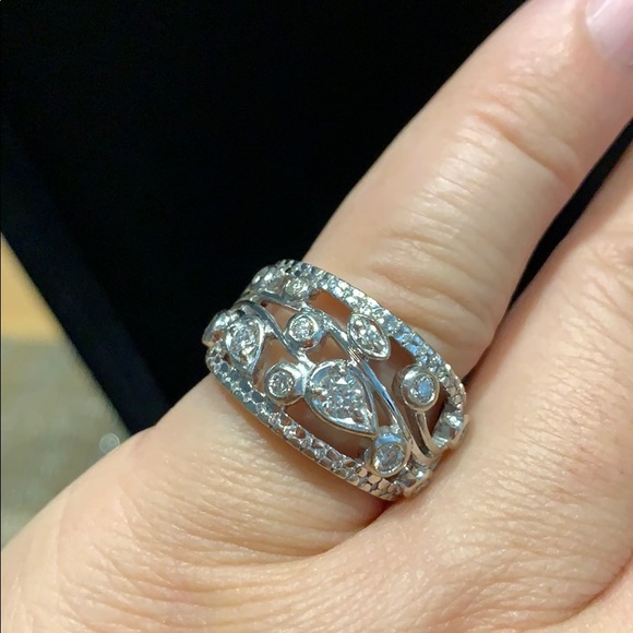 Diamond and white gold rococo band ring - Picture 3 of 14